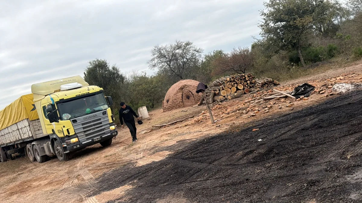 Camion y horno de barro en produccion para pedidos mayoristas